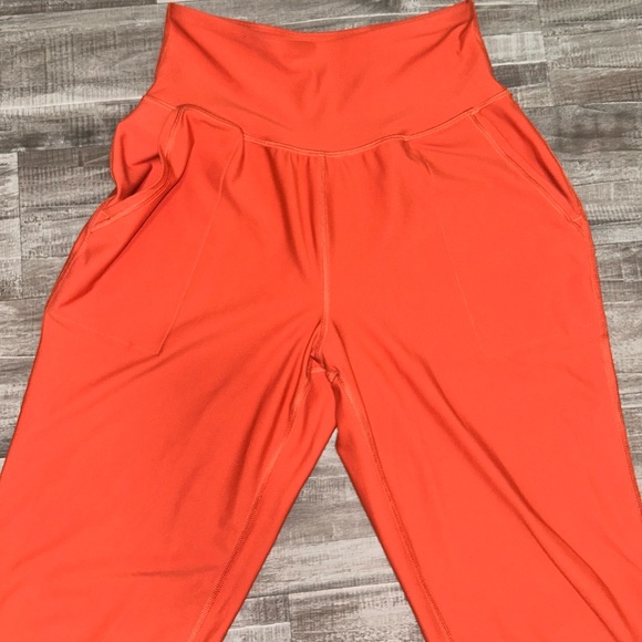 Old Navy Harvest Orange Powersoft Active Jogger Cropped Pants Size Small - Picture 4 of 6